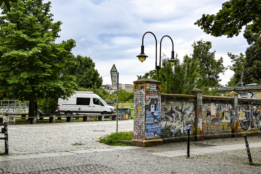 Blick durch einen offenen Zugang in den Görlitzer Park