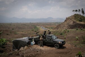 Ein Armeefahrzeug und Soldaten an einem Gefechtsstand in weiter Landschaft