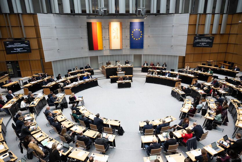 Das Foto zeigt den Plenarsaal des Berliner Abgeordnetenhauses.