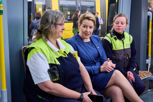 Franziska Giffey sitzt neben zwei BVG-Mitarbeiterinnen