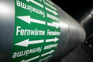 Leitungen sind in der Fernwärmeverteilerstation eines Heizkraftwerks zu sehen