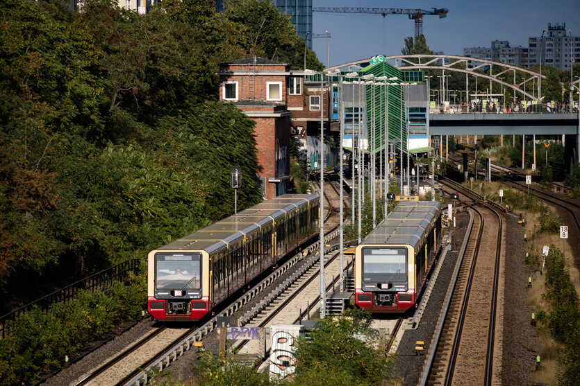 S-Bahnen, von einer Brücke aus fotografiert