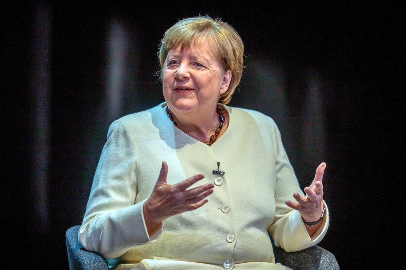 Ex-Kanzlerin Angela Merkel im Deutschen Theater in Berlin