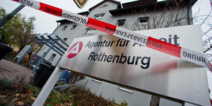 Polizeiabsperrung vor der Agentur für Arbeit in Rothenburg