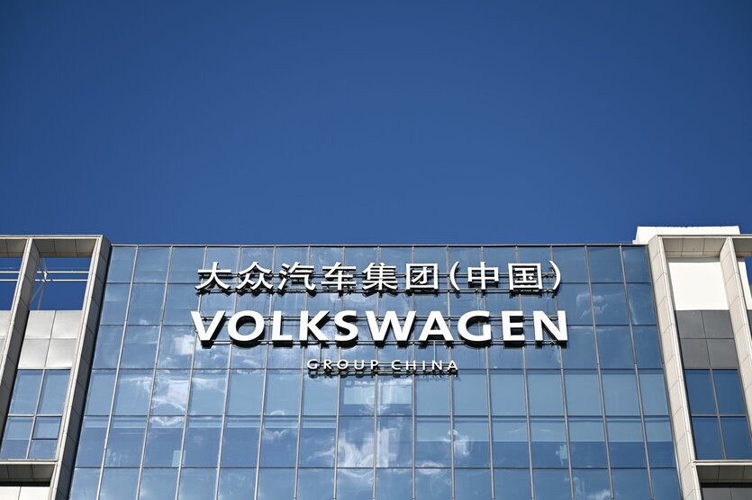 An der Fassade eines Gebäudes ist der Schriftzug der Volkswagen Group in China zu sehen.