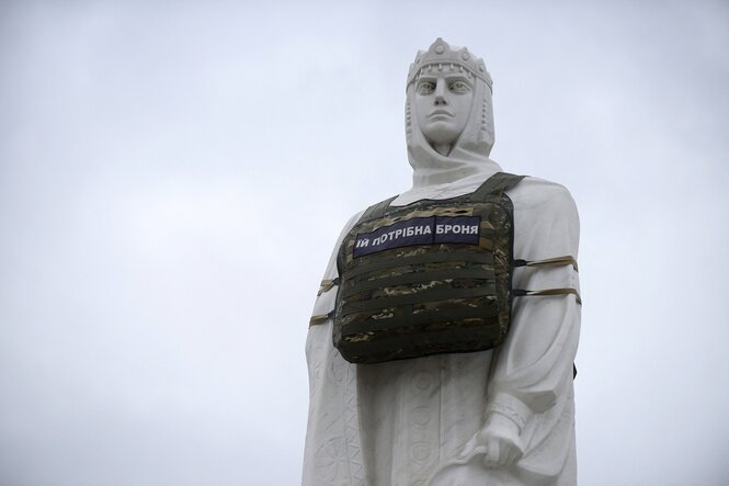 Die Statue von Prinzessin Olga in Kyiv mit schusssicherer Weste