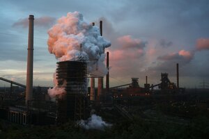 Eine Löschwolke über dem Stahlwerk des Thyssenkrupp-Konzerns in Duisburg