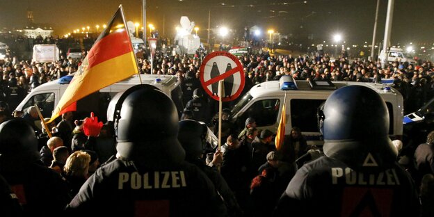 Polizisten und Pegida-Demonstranten in Dresden