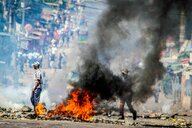 Eine Barrikade brennt in Mosambiks Hauptstadt Maputo