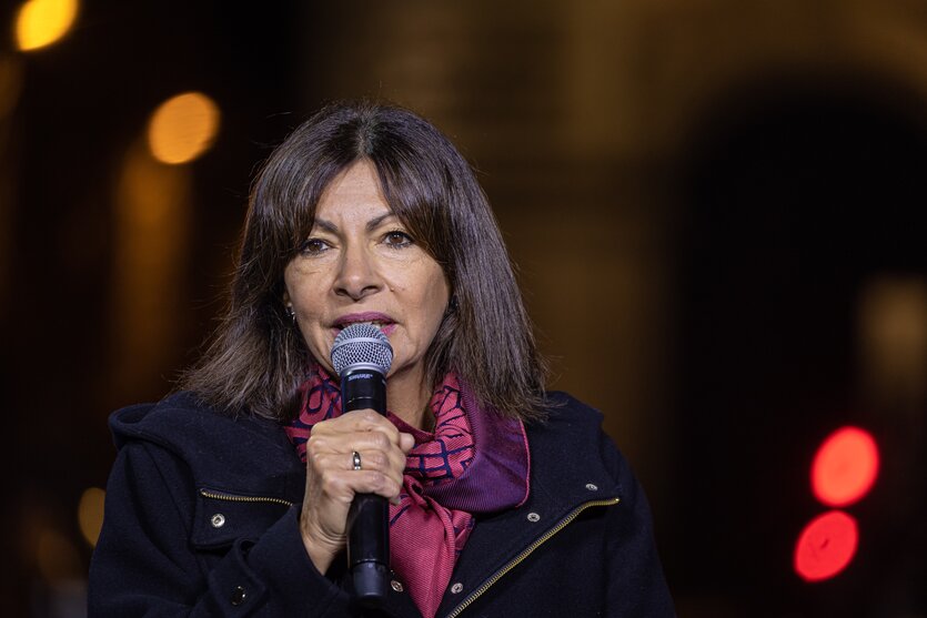 Anne Hidalgo spricht in ein Mikrofon