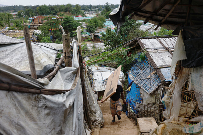 Ein Rohingya-Flüchtling trägt ein Solarpanel in einem Lager bei Cox's Bazar in Bangladesch. Dort leben mehr als eine Million Flüchtlinge