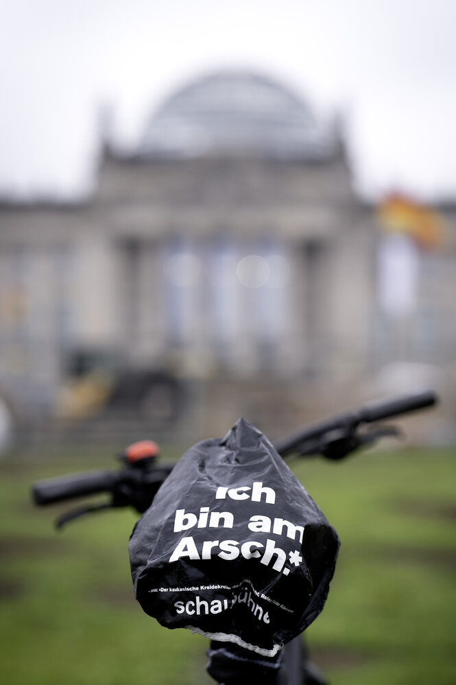 Ein Sattelüberzug des Theaters Schaubühne mit der Aufschrift Ich bin am Arsch