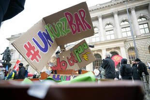 Ein Protestschild "Unkürzbar" vor dem Abgeordnetenhaus