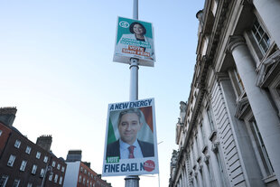 Wahlkampfplakate sind vor den irischen Parlamentswahlen am 27. November 2024 in Dublin zu sehen