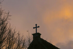 Blick auf das Kreuz der örtlichen Dorfkirche