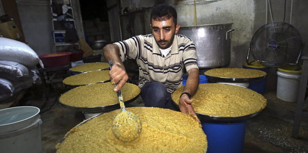 Ein Palästinenser bereitet Hummus zu.