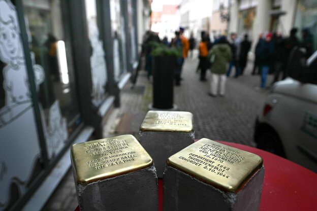 Die neuen Stolpersteine für die Familie Mendelsohn in der Kramerstraße liegen bereit um verlegt zu werden. Sie liegen auf einem Stehtisch, der mit einer roten Decke drapiert ist