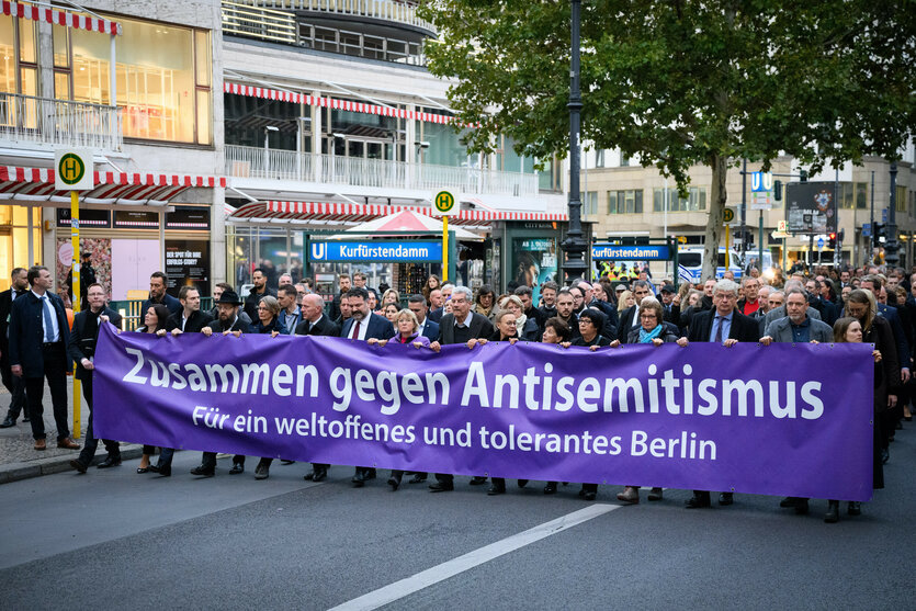 Front-Transparent eienr Demo: "Zusammen gegen Antisemitismus"