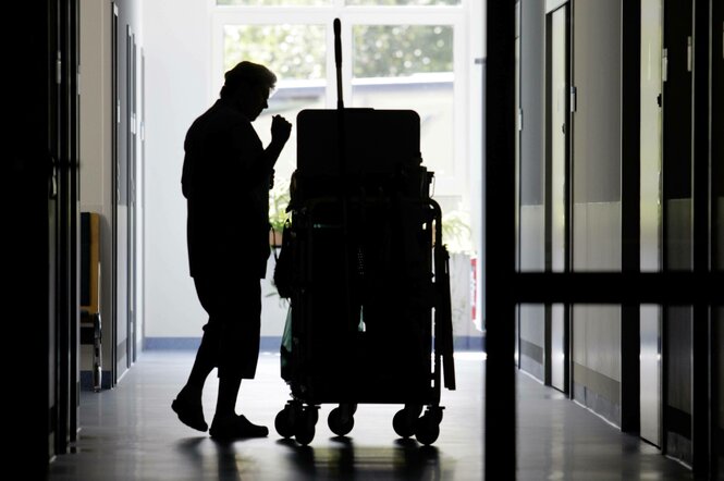 Reinigungskraft im Krankenhaus.