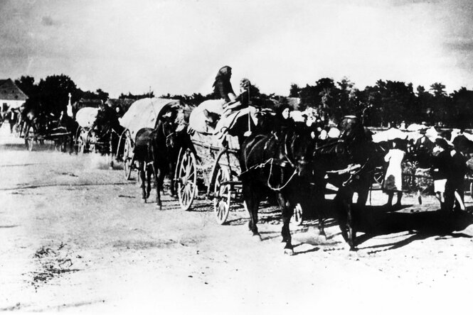 Historisches Foto eines deutschen Flüchtlingstrecks nach Western von November 1944