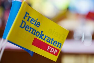 Papier-Fähnchen mit Aufschrift "Freie Demokraten - FDP"