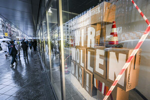 Das Bild zeigt Schaufenster der ehemaligen Galeries Lafayette während der 