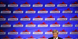 Stephen Harper vor Kanada-Schriftzügen