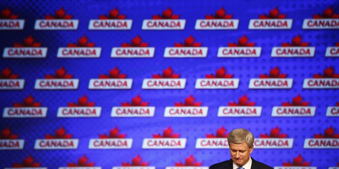 Stephen Harper vor Kanada-Schriftzügen