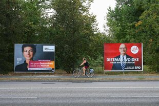 Plakate mit Wagenknecht und Woidke