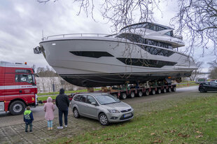 Eine Yacht auf einem Anhänger.