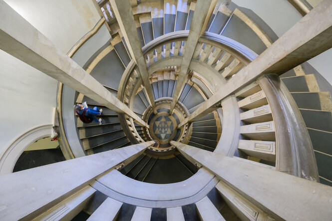 Eine Frau läuft durch einen der spiralförmigen Treppenaufgänge im Neuen Rathaus in Hannover