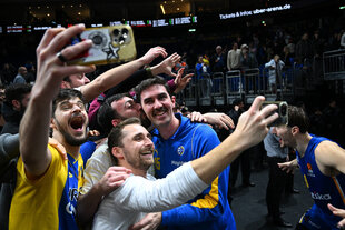 Fans von Maccabi Tel Aviv beim Selfischießen in der Berliner Arena