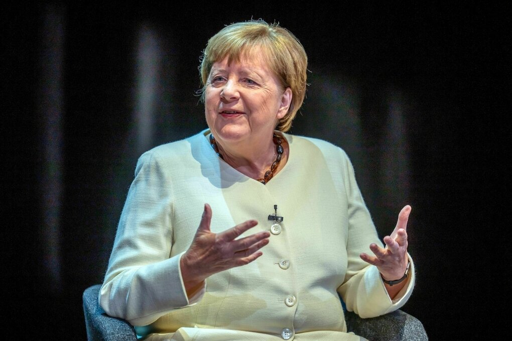 Ex-Kanzlerin Angela Merkel sitzt auf der Bühne des Deutschen Theaters bei der Vorstellung ihres Buchs «Freiheit. Erinnerungen 1954 - 2021»