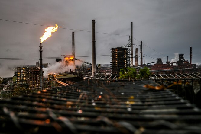 Rauchende Schornsteine auf einem Werksgelände von Thyssenkrupp