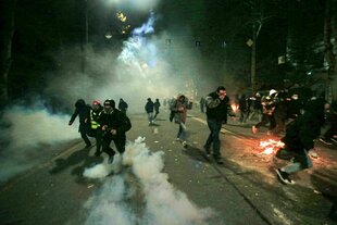 Demonstranten laufen vor der Polizei davon