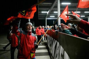 Beschäftigte von Volkswagen versammeln sich vor dem Werk in Zwickau zum Ende der Friedenspflicht