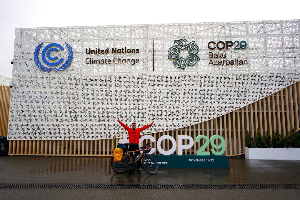 Autor Ingwar Perowanowitsch vor dem Gebäude der Klimakonferenz in Baku