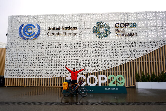 Autor Ingwar Perowanowitsch vor dem Gebäude der Klimakonferenz in Baku