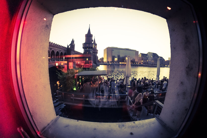 Ein Blick aus dem Club Watergate nach draußen auf eine Tanzfläche, die in der Spree schwimmt