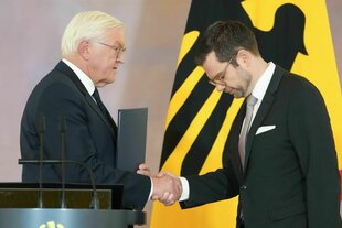 Frank-Walter Steinmeier und Marco Buschmann geben sich die Hand