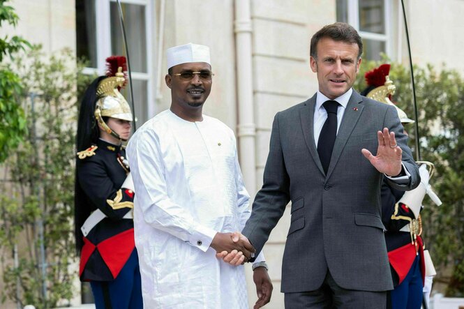 Emmanuel Macron, Präsident von Frankreich, reicht Mahamat Idriss Déby, damals Übergangspräsident und heute Präsident des Tschad, vor Gesprächen im Elysée-Palast die Hand