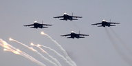Vier russische Kampfjets fliegen Formation