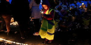 Kleines Mädchen mit Kerze