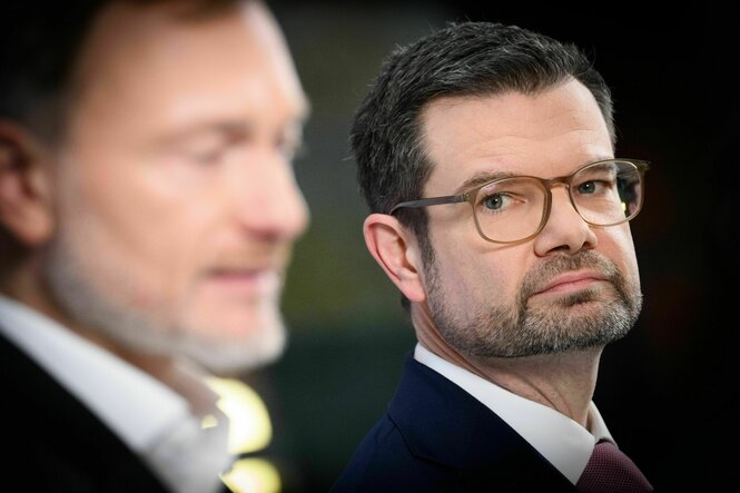 Christian Lindner (l), Bundesvorsitzender der FDP, und der neue FDP-Generalsekretär Marco Buschmann äußern sich bei einer Pressekonferenz