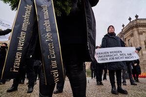 Circa 50 schwarz gekleidete Frauen protestieren gegen Femizid mit eine Trauermarsch zum Gedenken an die in Deutschland gewaltsam getöteten Frauen