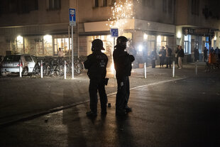 Einsatzkräfte der Polizei an der Neuköllner Hobrechtstraße beim Jahreswechsel 2023/2024