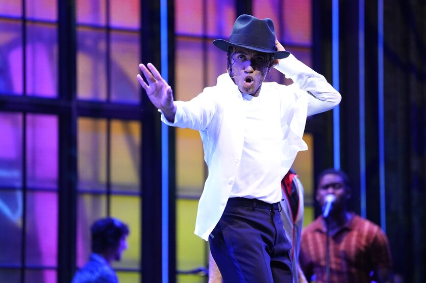 Musical-Darsteller Benét Monteiro steht als Michael Jackson auf der Bühne des Stage Theaters an der Elbe.