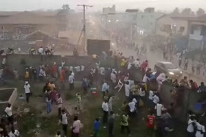 Menschen in Nzerekore, Guinea, drängen aus dem Stadion, im dem sich eine Katastrophe ereignet hat