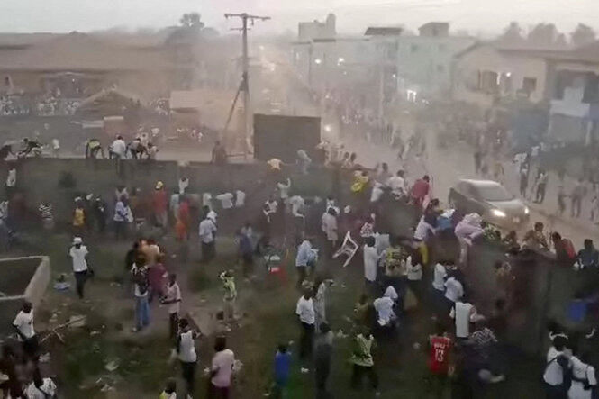 Menschen in Nzerekore, Guinea, drängen aus dem Stadion, im dem sich eine Katastrophe ereignet hat