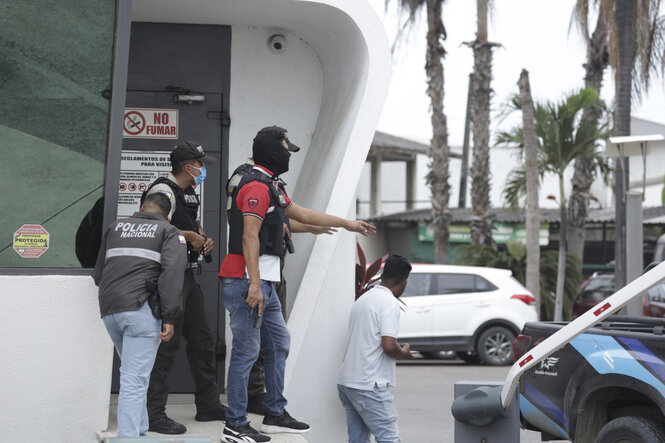 Die Polizei reagiert auf einen Angriff auf den öffentlichen Fernsehsender TC Television in Guayaquil, Ecuador, am Dienstag, 9. Januar 2024